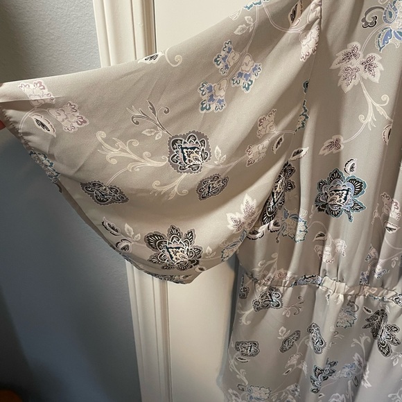 Torrid Women’s Plus Gray paisley blouse size 3x - Picture 3 of 5